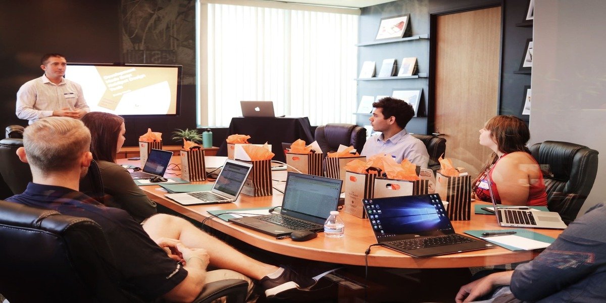 Top HR Trends Shaping 2023 Workplaces